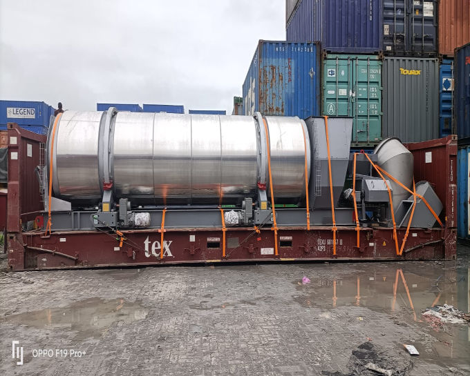 Big Heavy Machinery Lashing On FR Container