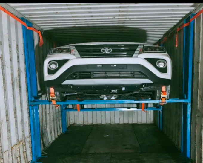 Car Lashing With Stand in Container